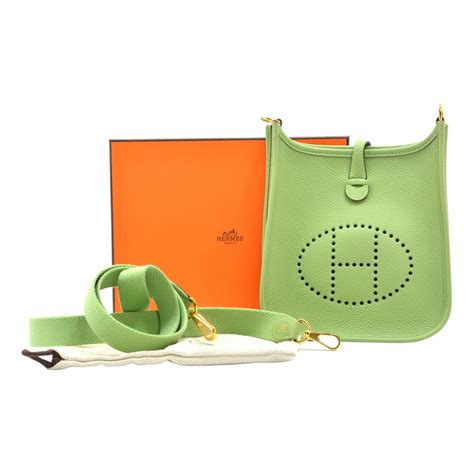 sac hermes vert cuir bandouliere|Sac bandoulière en cuir evelyne Hermès Vert en Cuir .